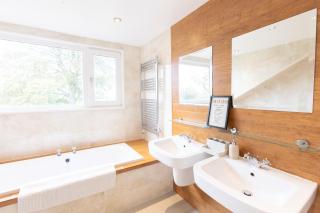 Grand 5BR Home in Market Harborough with Parking - 5