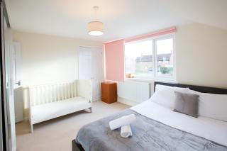 Grand 5BR Home in Market Harborough with Parking - 6