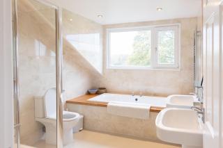 Grand 5BR Home in Market Harborough with Parking - 3