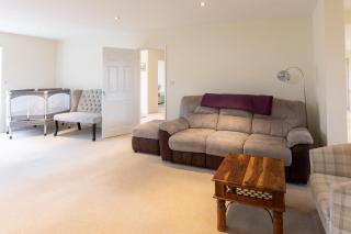 Grand 5BR Home in Market Harborough with Parking - 1