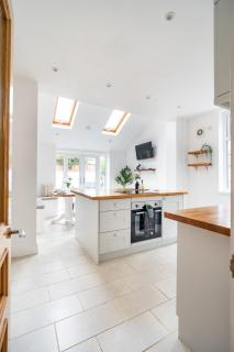 The Queens Ground Floor Apartment - 9