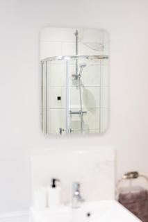 The Queens Ground Floor Apartment - 8