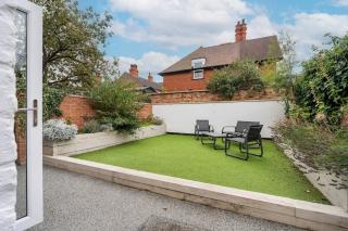 The Queens Ground Floor Apartment - 3