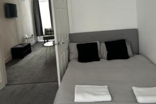 5 Bed House - Sleeps 10 - Garden - Parking - Wifi - 8