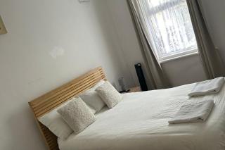 5 Bed House - Sleeps 10 - Garden - Parking - Wifi - 6