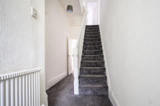 5 Bed House - Sleeps 10 - Garden - Parking - Wifi - 5