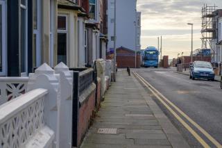 5 Bed House - Sleeps 10 - Garden - Parking - Wifi - 3