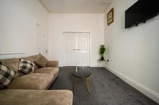 5 Bed House - Sleeps 10 - Garden - Parking - Wifi - 2