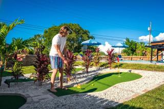 Mins to Beach, Heated Pool, MiniGolf, Firepit - 6