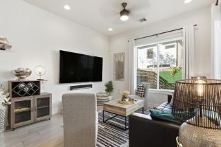 5 mins to Downtown - Tesla Charger - Sleeps 6 - 2