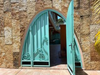 Topaz Classy, Cozy Condo Near Beaches & Airport - 5