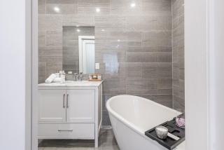 Modern 2BR - 2 Full Bathrooms - Trendy Location - 7