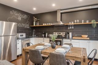 Modern 2BR - 2 Full Bathrooms - Trendy Location - 4