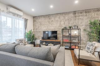 Modern 2BR - 2 Full Bathrooms - Trendy Location - 2