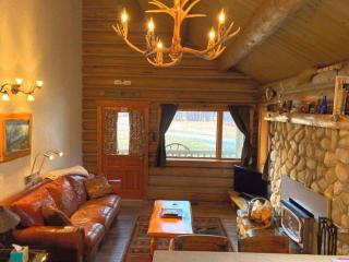 Rocky Mountains Nature Escape: Amazing Log Cabin with a Hot Tub in Darby, MT - 2