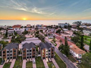 4 Bed 3 Bath, Pool Table, Heated Pool, Walk2beach - 8