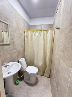 cerca del centro, practico, precio justo, trabajo o turismo - 1