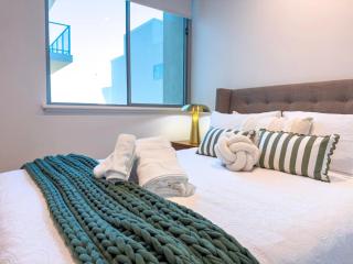 Relax in Style, Chic 2 BDR retreat-West Perth - 9