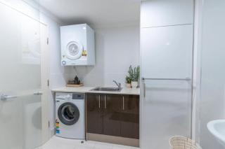 Relax in Style, Chic 2 BDR retreat-West Perth - 4