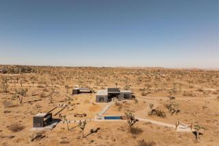 The Moasis 5 acre Modern w Pool Spa - 2