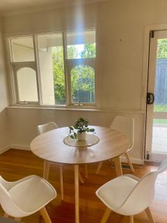 Comfy & Budget-Friendly Home in Balwyn - Quiet & Close to Melbourne CBD - 5