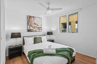 Central 2BR Apt with City Views, Balcony & Car Park - 7