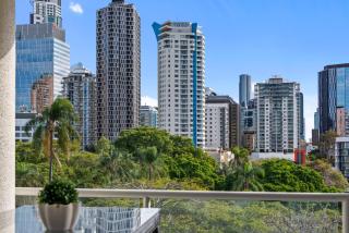 Resort Style 2BR with City Views, Balcony & Car Park - 7