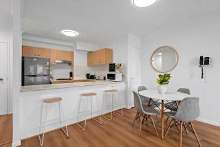 Resort Style 2BR with City Views, Balcony & Car Park - 8
