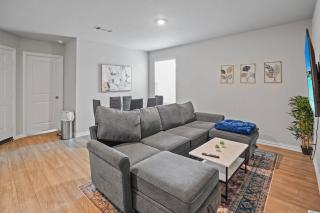 Modern Home with Spacious Yard in Houston - 5