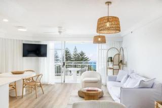 Ocean View Coastal Haven in Burleigh Heads - 7