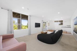 Spacious 5-Bed Beach House with Ocean View - 4