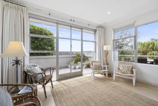 Spacious 5-Bed Beach House with Ocean View - 3