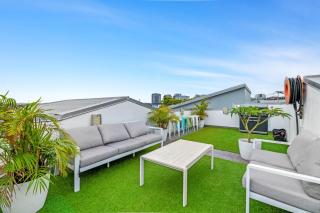 Spacious 2-Bed with Rooftop & BBQ Access - 9