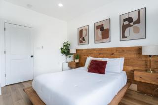 Chic & Spacious Newly Renovated Downtown Retreat 4BR-3BA that Sleeps 10 - 5