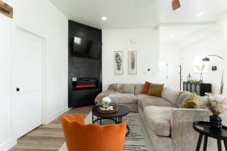 Chic & Spacious Newly Renovated Downtown Retreat 4BR-3BA that Sleeps 10 - 4