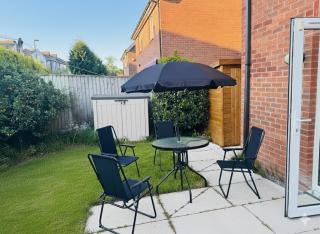Large 3 Bed Home - Coop Live -Free parking - 4