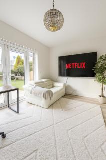 Large 3 Bed Home - Coop Live -Free parking - 0