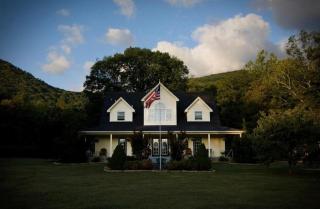 Charming Farm-Style Accommodation for Eight near Roanoke, Virginia - 0
