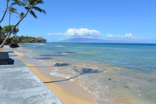 Kulakane 306 · KK 306 Remodeled BeachFront 2BD w Ocean Views AC - 4