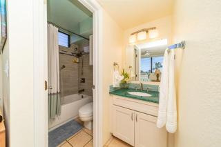 Kihei Akahi D402 · AKH D402 2BD Condo Across Beach Ocean View AC - 4