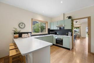 Riviera Retreat, Coastal Comfort Near Jan Juc Surf Beach - 9