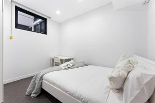 Chic Apartment Near Sydney Airport & CBD - 9