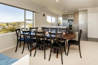 Ngamotu Vista - 5BR home with harbour views - 7