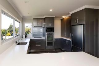 Ngamotu Vista - 5BR home with harbour views - 6