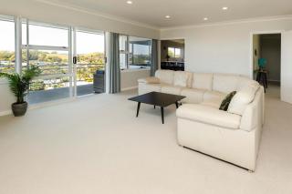 Ngamotu Vista - 5BR home with harbour views - 2