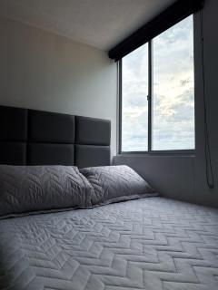 Close to shopping malls and the airport - 6