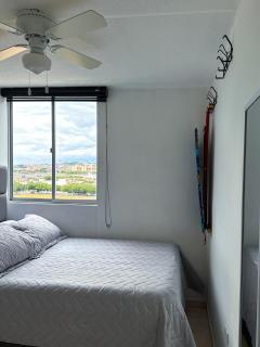 Close to shopping malls and the airport - 5