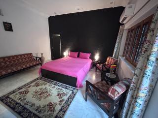 OnebyOne Bungalow 2 Bedroom Suite Near Taj Mahal Hotel - 0
