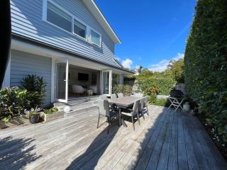 Bespoke Stays - Townhouse by the Sea - 0