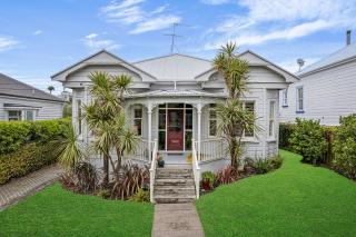 Bespoke Stays - Charming Villa in Devonport - 0